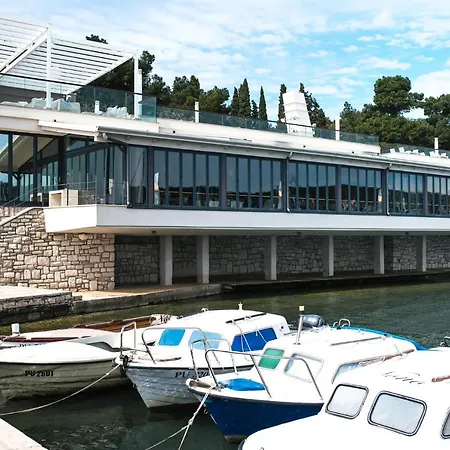 Ξενοδοχείο με διαμερίσματα Ribarska Koliba 4*