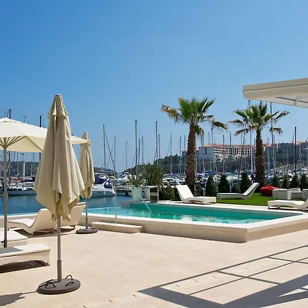 Ribarska Koliba 4* Πούλα